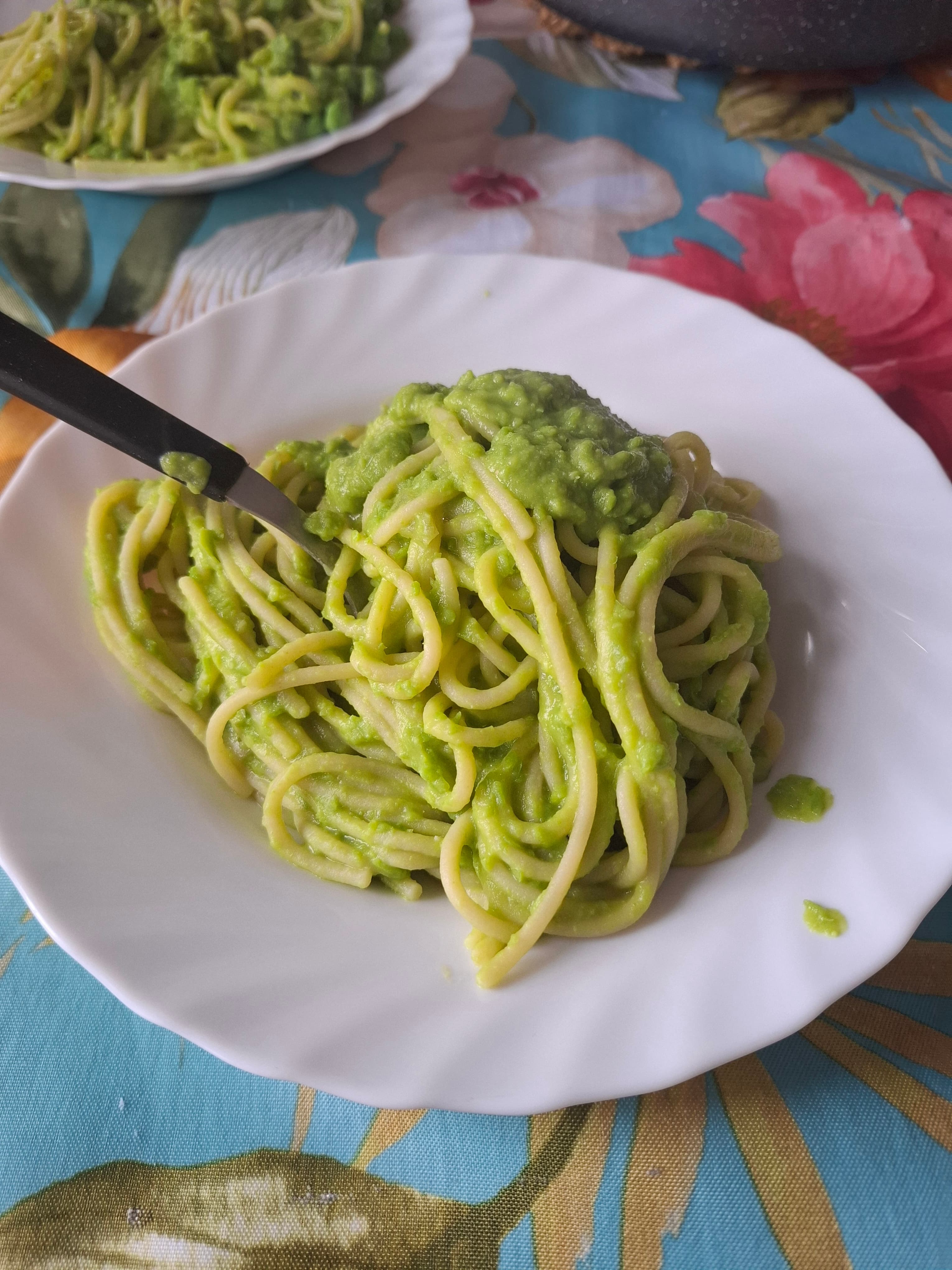 Spaghetti con piselli — ricetta italiana fatta in casa